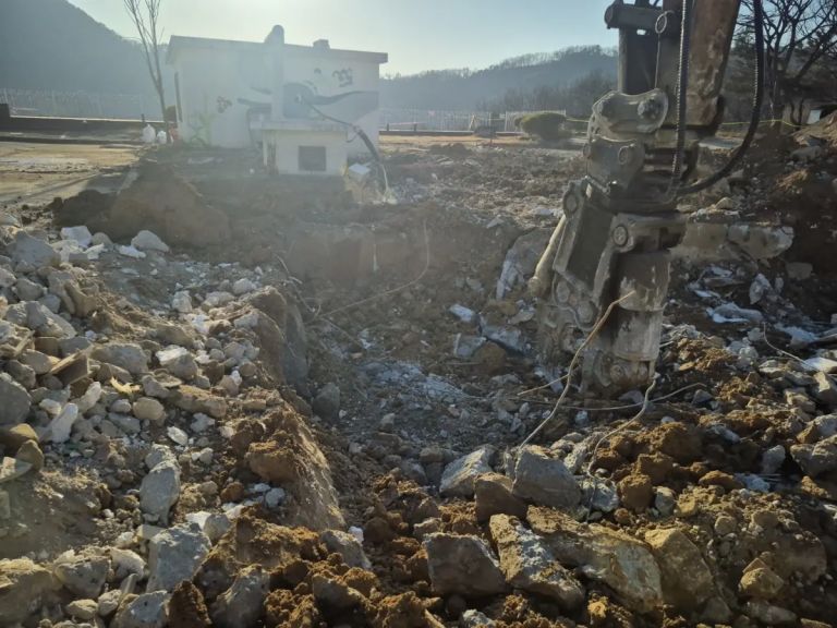새벽 시간대 통행로를 분리한 안전 펜스와 유도 표지판
